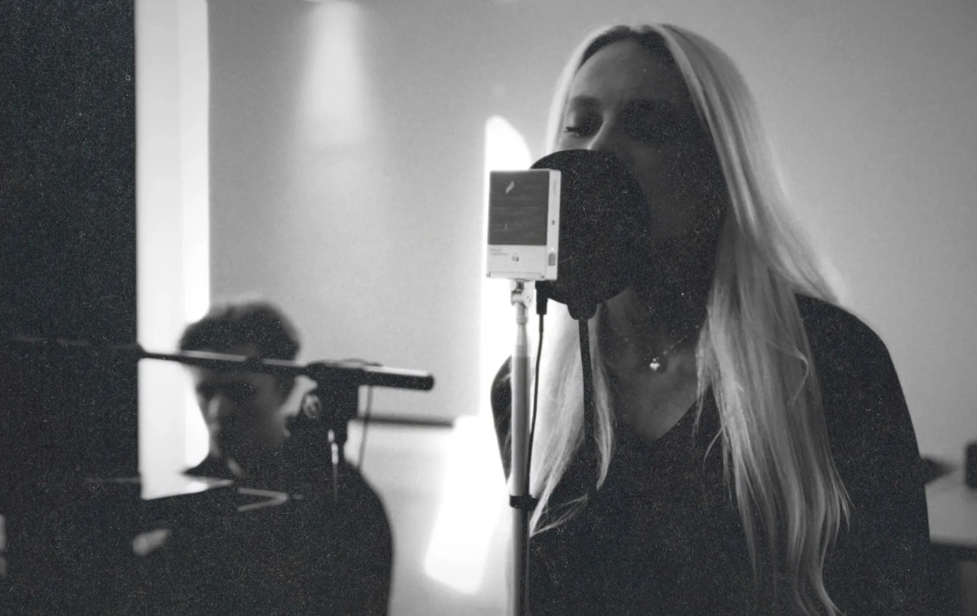 SHIMMER performing at the PHONOCUT Atelier Live Session