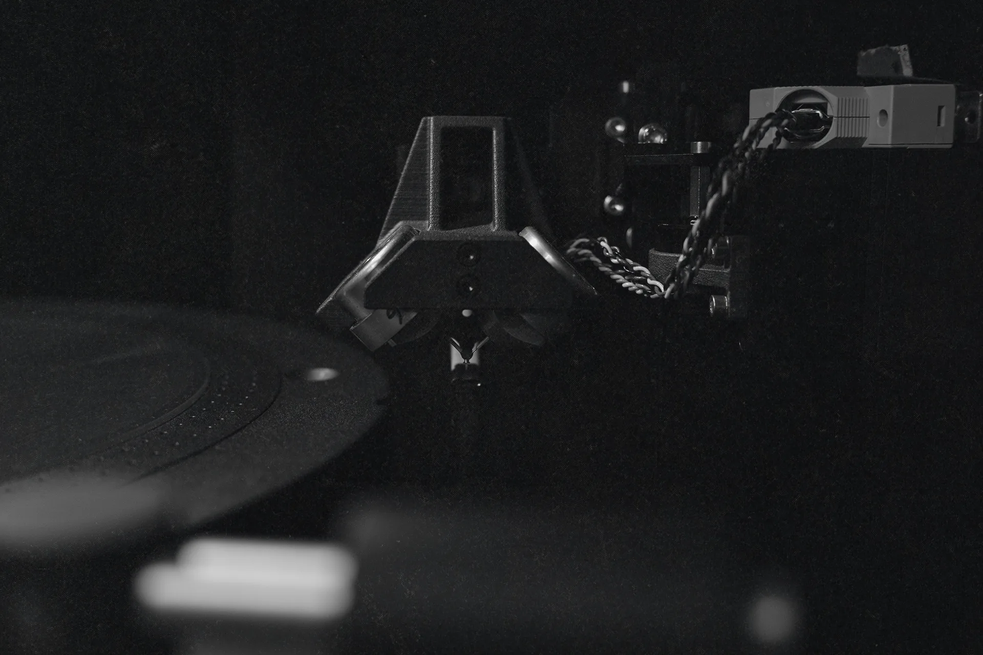 Close-up of the PHONOCUT cutting head on the APC-2 record cutter